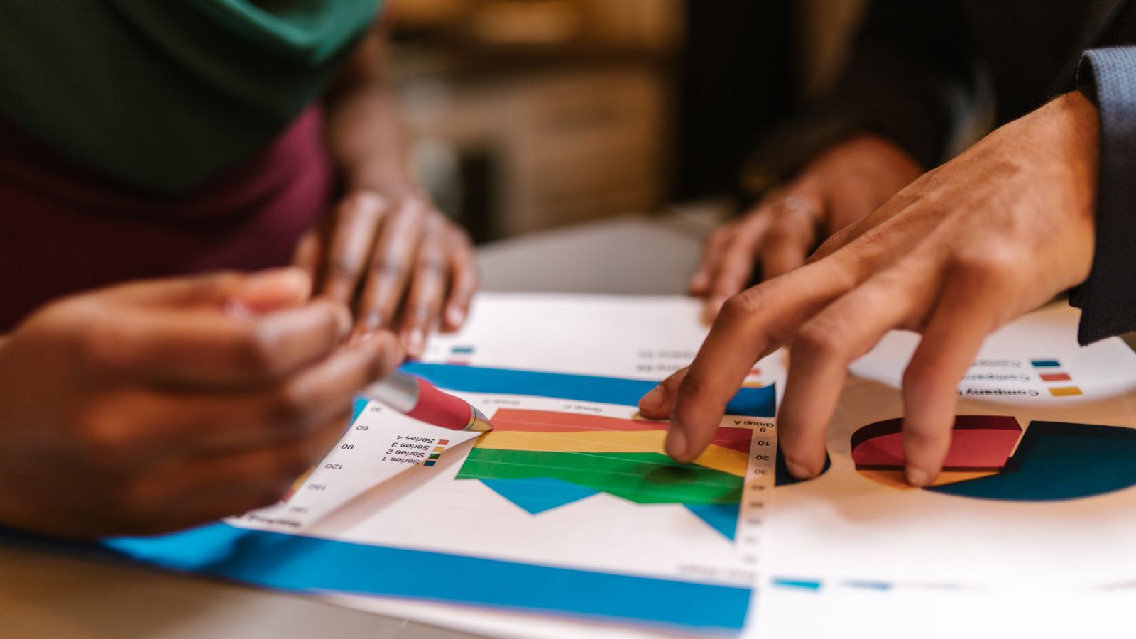 Equipo analizando gráficos y datos sobre una mesa durante una auditoría