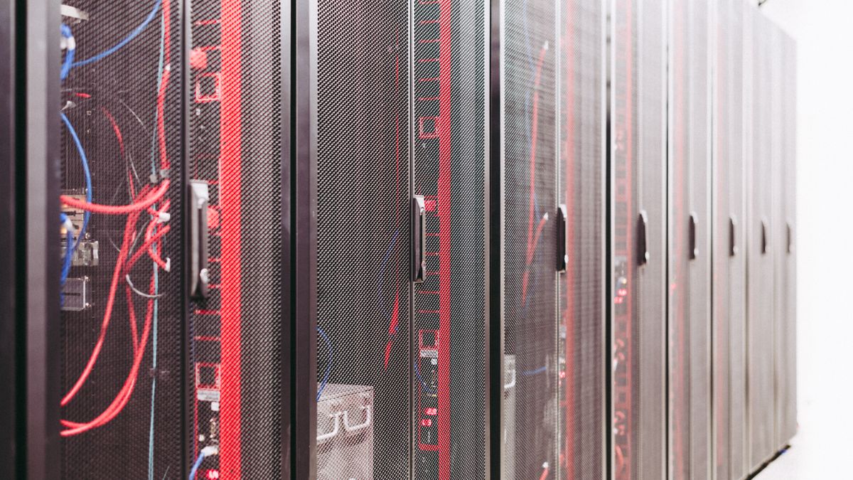 Racks de servidores con cableado: la infraestructura de datos que sostiene la IA