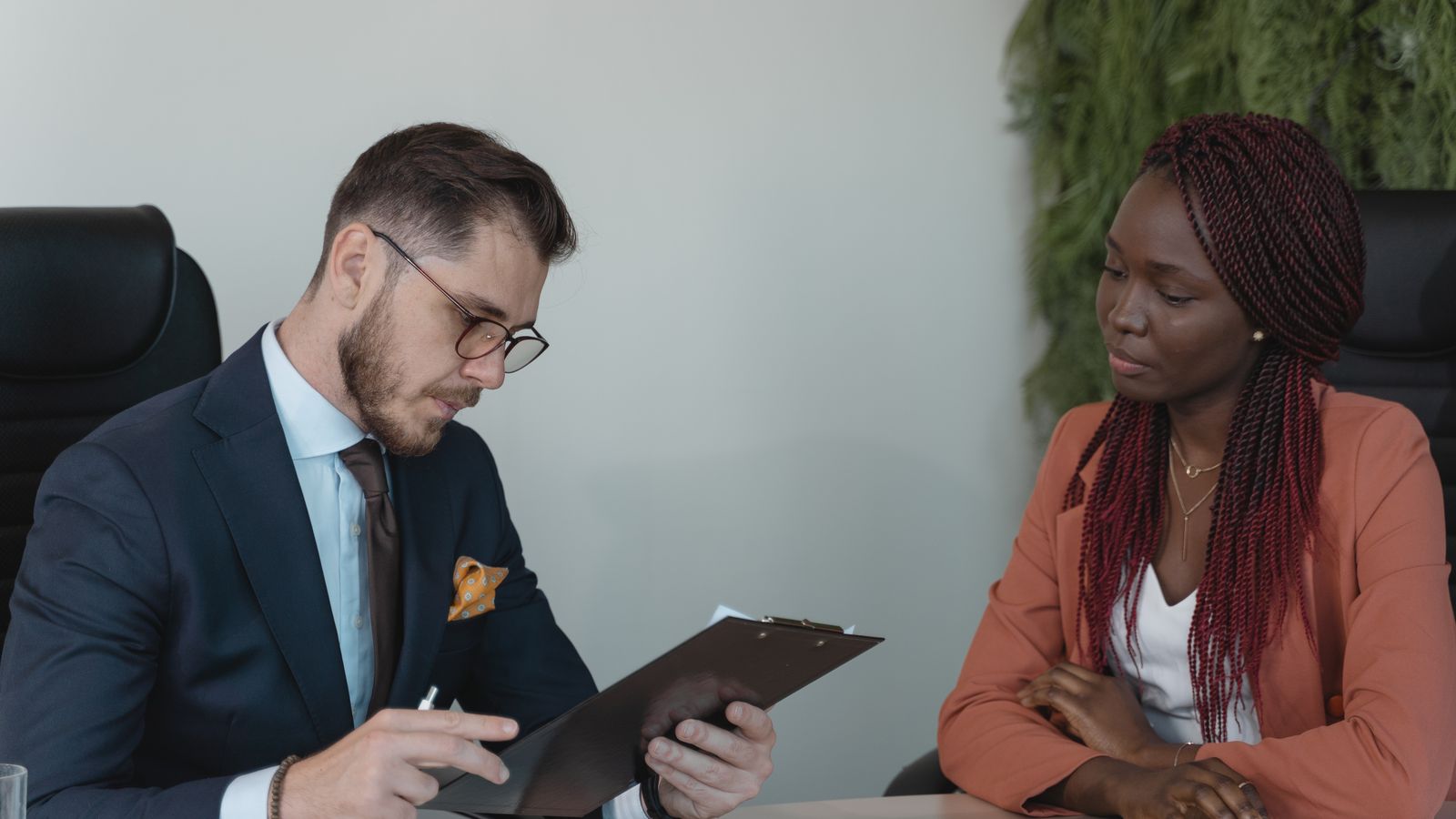 Entrevista de trabajo entre dos personas en una oficina